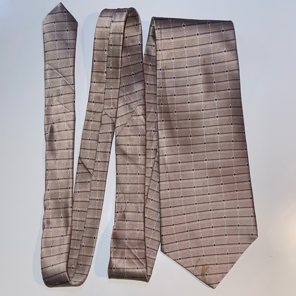 VAN HEUSEN Men’s Necktie with Beige Checked Design 100% Silk Made in USA. - Picture 4 of 4